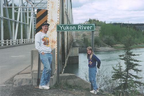 Kelli and I at the Yukon River .jpg - 38.4 K